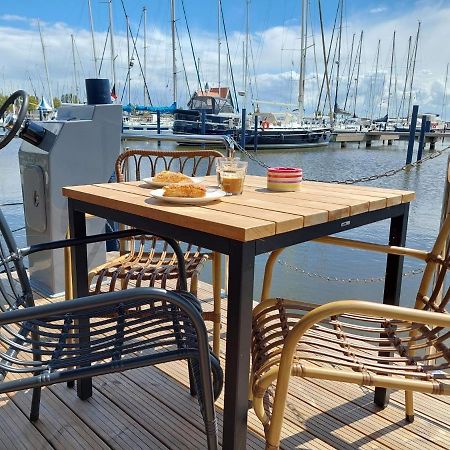 Luxury Houseboat In Volendam Marina Hotel Exterior photo