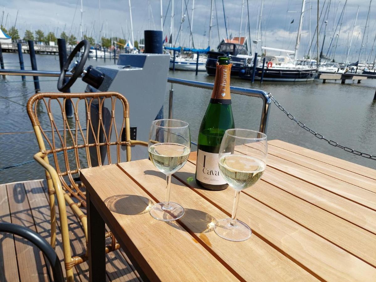 Luxury Houseboat In Volendam Marina Hotel Exterior photo